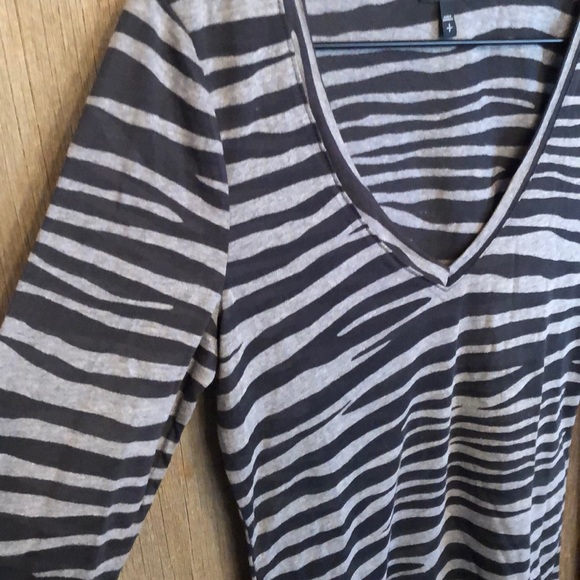 Express Zebra Black Gray V-neck Semi Sheer Size Small - Picture 5 of 13